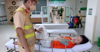 Cảnh sát giao thông mở đường đưa nam sinh bị đột quỵ đi cấp cứu kịp thời