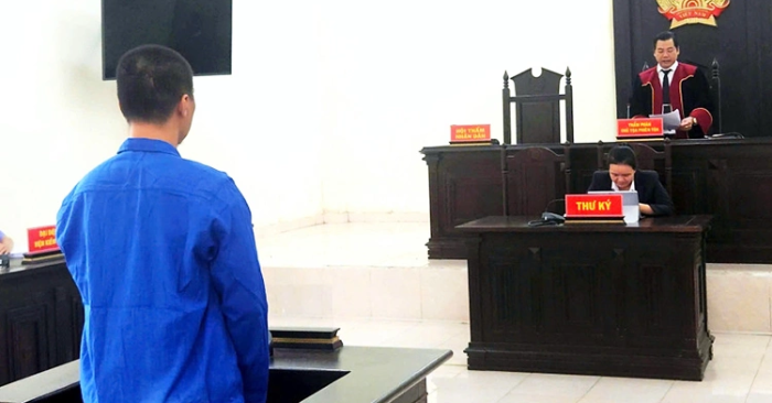 Đuổi chém cảnh sát giao thông, công nhân lĩnh án tù