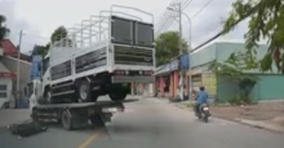 Nguy hiểm từ xe máy vượt ẩu tại Đông Ba