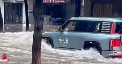 Tài xế gây sóng nước vỡ kính cửa hàng bị phạt