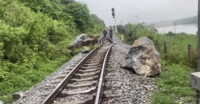 Đá lăn làm gián đoạn đường sắt Bắc Nam