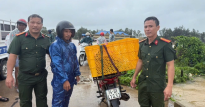 Công an dầm mình trong nước lũ tìm xe máy cùng hàng hoá giúp nam shipper