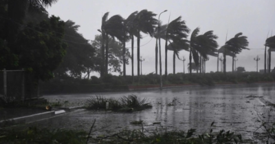 Bão số 10 đang quần thảo ở vùng biển Quảng Trị, chuẩn bị đổ bộ vào Nghệ An và Hà Tĩnh