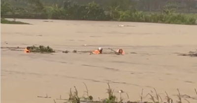 Cứu người lũ: Đại úy lao mình giữa dòng nước