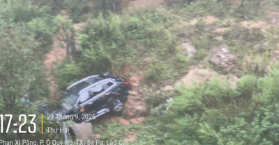 Sạt lở đất làm ô tô lao xuống vách đá 60 m