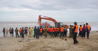 Tàu cá gặp nạn: trục vớt giữa sóng gió