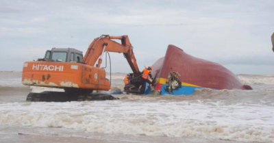 Tàu cá đứt neo, 9 người mất tích trong bão số 10