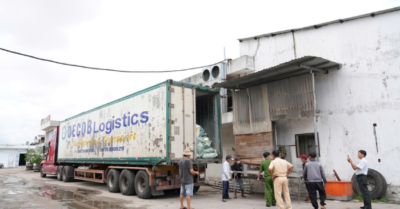 Xe đầu kéo chở 30 tấn thực phẩm mập mờ