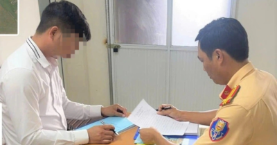 Xử phạt tài xế vì để trẻ em thò đầu ra ngoài