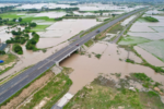 Nước lũ gây ngập đường dân sinh ven cao tốc Vĩnh Hảo – Phan Thiết