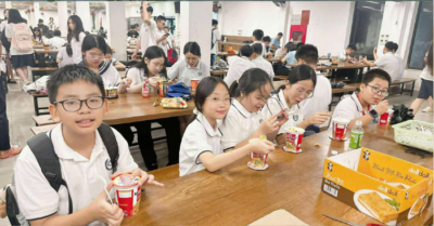 Ngập lụt ở Hà Nội, hơn 300 học sinh Lương Thế Vinh ngủ lại trường, được lo suất ăn miễn phí