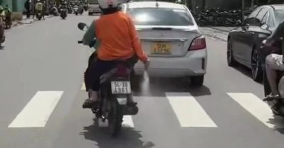 Xác minh clip người phụ nữ liên tục rải bột trắng ‘lạ’ xuống đường