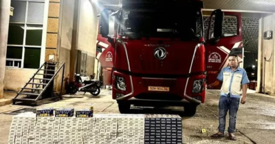 Bắt giữ xe đầu kéo giấu 3.000 bao thuốc lá lậu và pháo hoa nổ tại cửa khẩu Mộc Bài