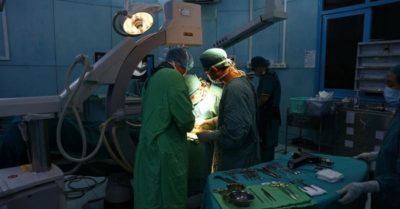 Bé gái bị thương vùng âm hộ sau tai nạn ngã do chơi patin