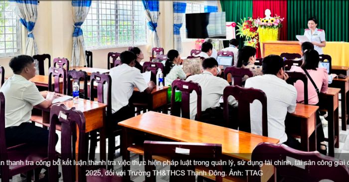 Trưởng Đoàn thanh tra công bố kết luận thanh tra việc thực hiện pháp luật trong quản lý, sử dụng tài chính, tài sản công giai đoạn 22023-2025, đối với Trường TH&THCS Thạnh Đông. Ảnh: TTAG