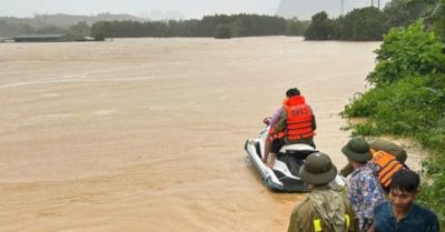 Giải cứu 13 người mắc kẹt trong trang trại ngập nước do lũ ở Thanh Hóa