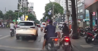 Hà Nội: Người đàn ông không đội mũ bảo hiểm còn húc xe, dọa đạp phụ nữ mặc quân phục