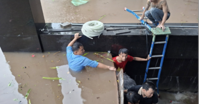 Nước cuồn cuộn tràn hầm chung cư Hà Nội, dân bất lực chống ngập