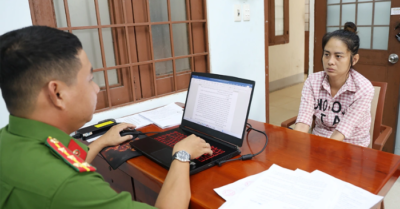 Vào trường tiểu học cướp vàng của học sinh