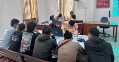 Đoàn rước dâu không đội mũ bảo hiểm bị xử phạt ở Quảng Ngãi