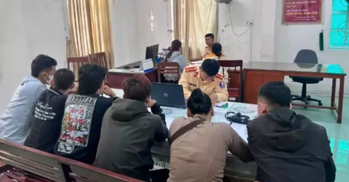 Đoàn rước dâu không đội mũ bảo hiểm bị xử phạt ở Quảng Ngãi