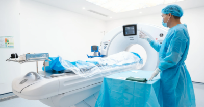 Bác sĩ bị điều chuyển công tác vì “xem bóng đá” khi đang siêu âm cho bệnh nhân