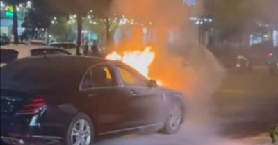 Ô tô Mercedes bốc cháy ngùn ngụt trên đường Hà Nội