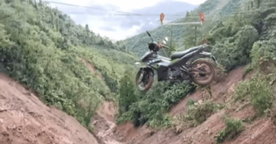 Người dân kéo xe máy qua sạt lở Khau Phạ