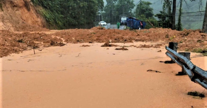 Mưa lớn ở Đà Nẵng làm nhiều khu dân cư bị cô lập, giao thông tê liệt
