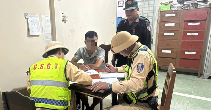 Dừng xe trên cao tốc Mỹ Thuận - Cần Thơ để quay TikTok, tài xế bị phạt nặng