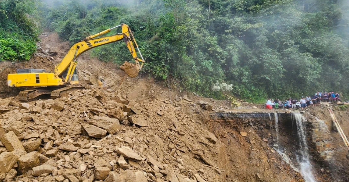 Sạt lở Khau Phạ: Xe máy đu dây vượt điểm hỏng