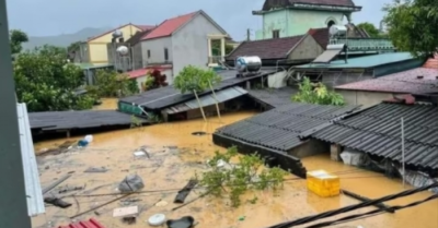 Nước ngập ngang mái nhà ở Nghệ An, hàng nghìn hộ dân sơ tán khẩn cấp