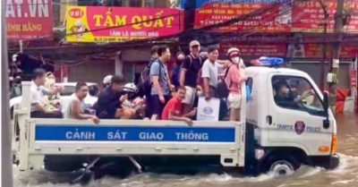 CSGT Hà Nội dùng ô tô đặc chủng hỗ trợ dân đi qua điểm ngập sâu sáng 1/10