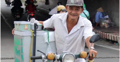 Người đàn ông ở TPHCM 42 năm bán kem ống leng keng, giữ hồn ký ức tuổi thơ