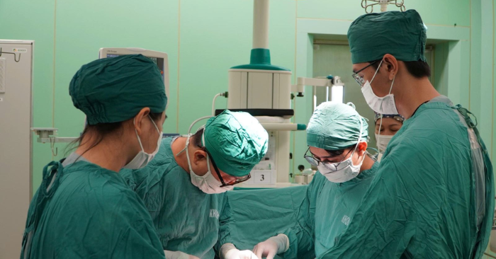phẫu thuật cắt 5 mét ruột cứu sống bệnh nhân 60 tuổi bị tắc động mạch hiếm gặp