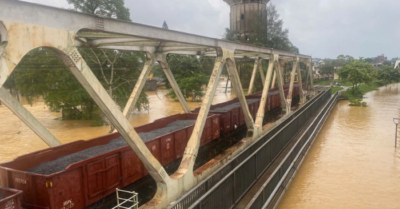 Huế rút tàu chở đá khỏi cầu, tàu bắc – nam vẫn chậm trễ