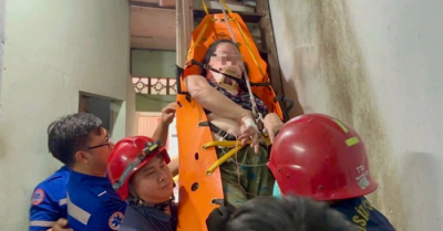 Cứu người phụ nữ nặng hơn 100kg bị mắc kẹt trên tầng hai căn nhà ở TPHCM