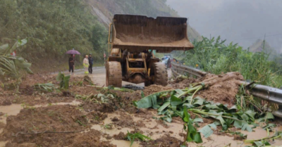 Đèo Lò Xo sạt lở nghiêm trọng, giao thông tê liệt