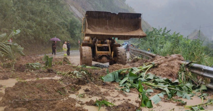 Đèo Lò Xo sạt lở nghiêm trọng, giao thông tê liệt