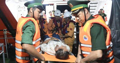 Một thuyền trưởng phát tín hiệu cầu cứu khẩn cấp trên biển