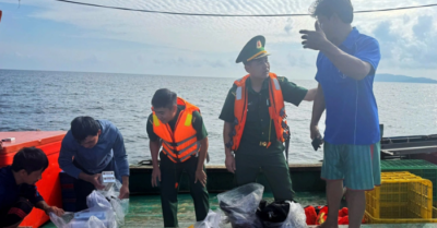 Ứng cứu an toàn 8 ngư dân bị chìm tàu ngoài khơi Côn Đảo