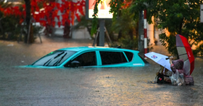 Nạn xả rác bừa bãi khiến Hà Nội “cứ mưa là ngập”