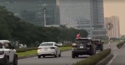 Để con trèo lên nóc ô tô giữa đường Hà Nội – Người phụ nữ bị xử phạt