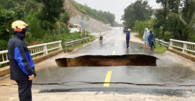 Sạt lở cầu Ca Da do nước lũ, xe máy rơi xuống hố ở Đà Nẵng