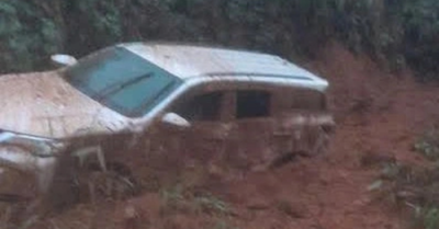 Ô tô 7 chỗ bị đất đá vùi lấp trên đường Hồ Chí Minh: Hai người thoát chết trong gang tấc