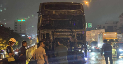 Hà Nội: Xe tải bốc cháy ngùn ngụt trên đường Vành đai 3 trên cao, đầu xe bị thiêu rụi