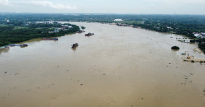 Lũ sông Lô dâng cao, người dân Phú Thọ di dời tài sản tránh ngập