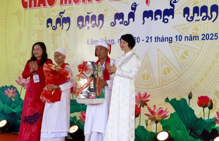 Lãnh đạo địa phương chúc mừng bà con người Chăm
