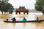 Ngập lụt Huế Đà Nẵng: Ô tô, xe máy chìm trong biển nước, giao thông tê liệt