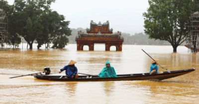 Ngập lụt Huế Đà Nẵng: Ô tô, xe máy chìm trong biển nước, giao thông tê liệt